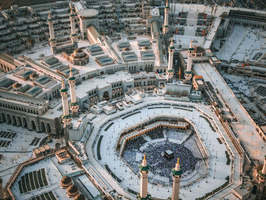 Stunning aerial photography of the Grand Mosque in Mecca during daylight, showcasing Islamic architecture.